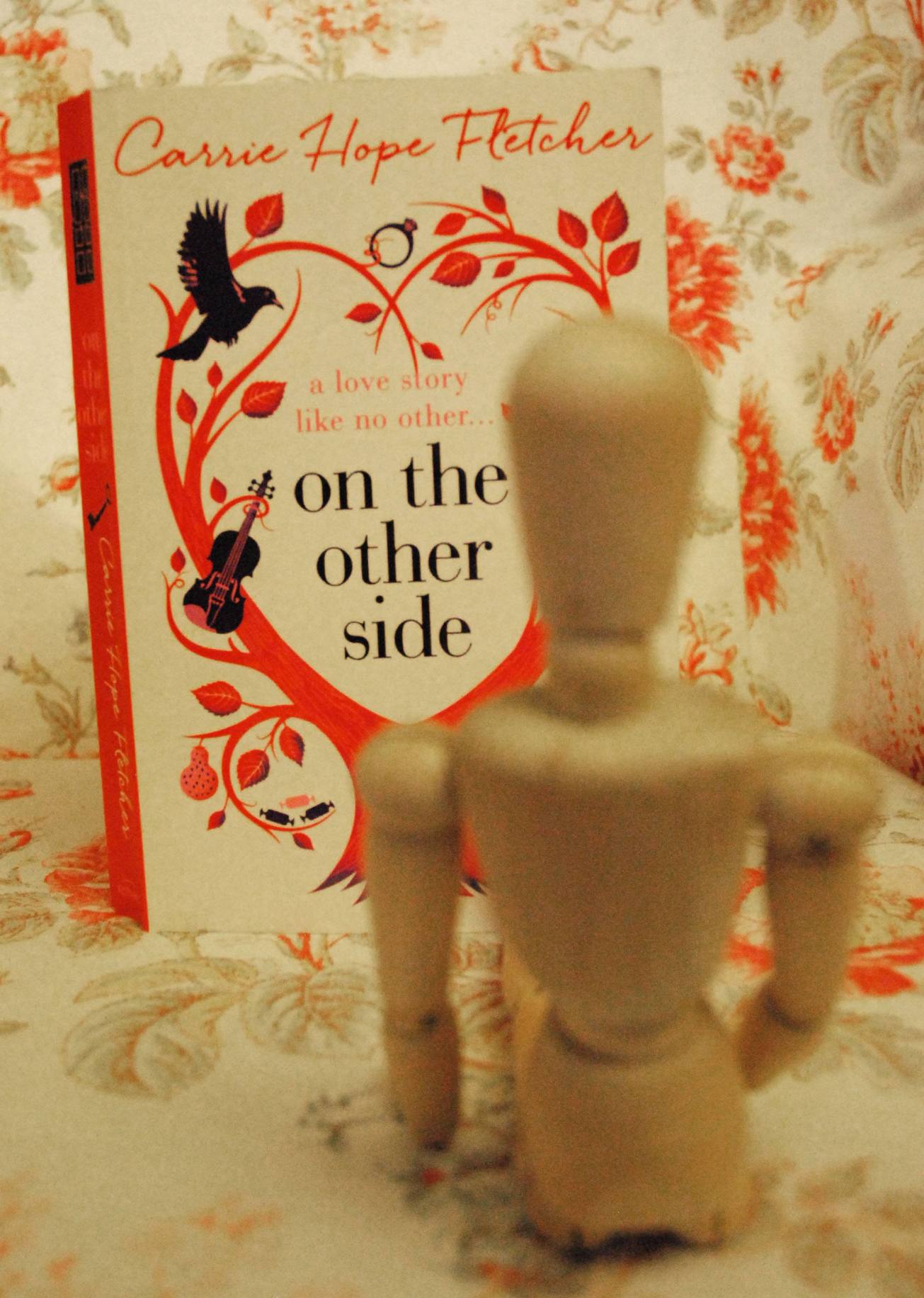 "On the Ohter Side", roman de Carrie Hope Fletcher.